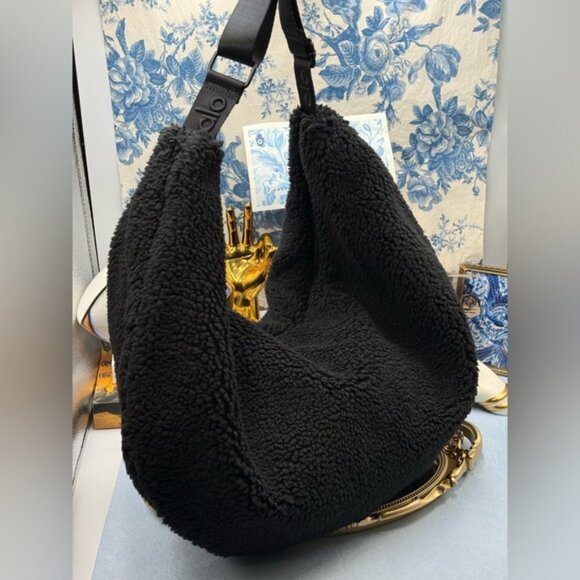 🆕 ALO YOGA 🧿 NWOT Sherpa Om The Go Sling Bag - Black Sherpa - Picture 3 of 16